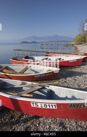 Boote auf den Strand von Chiemsee, Chiemgau, Gstadt, Oberbayern, Bayern, Süddeutschland, Deutschland, Stockfoto