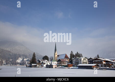 Blick über den Tegernsee zum Malerwinkel in Rottach-Egern, Tegernsee Valley, Oberbayern, Bayern, Süddeutschland, Deutschland, Stockfoto