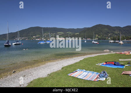 Blick von rottach-egerns über den Tegernsee auf die herzogliche bayerische Brauerei der Abtei von Tegernsee in Tegernsee, Tegernseer Tal, Oberbayern, Bayern, Süddeutschland, Deutschland, Stockfoto