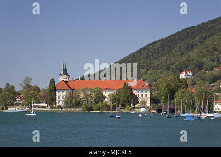 Blick über den Tegernsee auf die herzogliche bayerische Brauerei der Abtei von Tegernsee in Tegernsee, Oberbayern, Bayern, Süddeutschland, Deutschland, Stockfoto