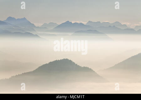 Blick vom Wallberg auf die Tegernseer Berge in das Mangfallgebirge, Rottach-Egern, Oberbayern, Bayern, Süddeutschland, Deutschland, Stockfoto