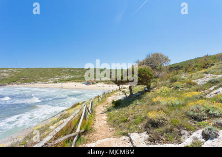 Lido Cala Lunga, Apulien, Italien - beeindruckende Landschaft rund um den Strand von Cala Lunga Stockfoto