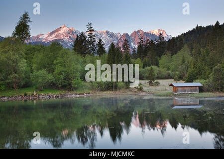 See Schmölzersee mit Blick auf die Alpspitze (Berg), Garmisch-Partenkirchen, Bayern, Deutschland, Stockfoto