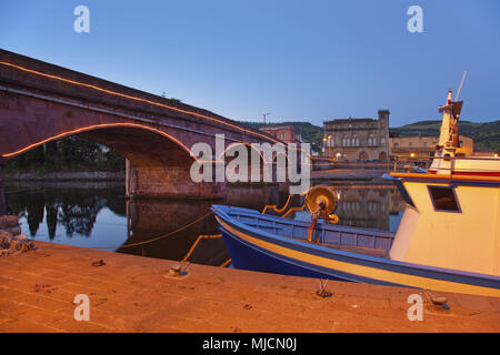 Italien, Sardinien, Westküste, Provinz von Oristano und Bosa, Fiume Temo, Brücke, beleuchtet, am Abend, Stockfoto