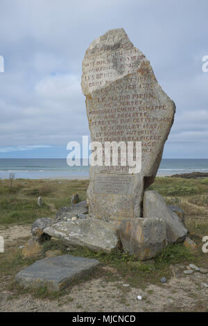 Plozévet, Menhir, Monument Aux Morts, Gedenkstätte, die in der Tätigkeit in der Welt Krieg getötet gewidmet Stockfoto