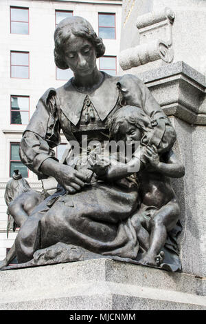 Statue von Jeanne Mance bei Maisonneuve Monument, das sich in Montreal Stockfoto