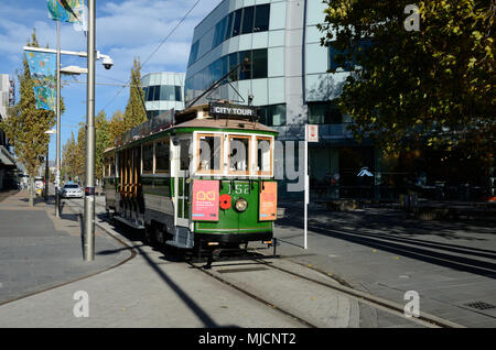 CHRISTCHURCH, NEUSEELAND, 20. APRIL 2018: Straßenbahnen für die Touristen sind zurück auf Schiene in Christchurch, Südinsel, Neuseeland Stockfoto