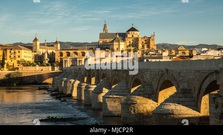 Europa, Spanien, Andalusien, Cordoba, Altstadt, Blick auf die Stadt, Mezquita, Puente Romano, Stockfoto