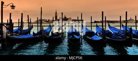 Italien, Venedig, Riva Degli Schiavoni, Gondeln, Isola di San Giorgio Maggiore Stockfoto