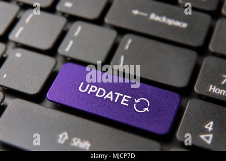 Online System update Konzept: Color Key Taste mit Aktualisierung Symbol auf der Computertastatur. Stockfoto