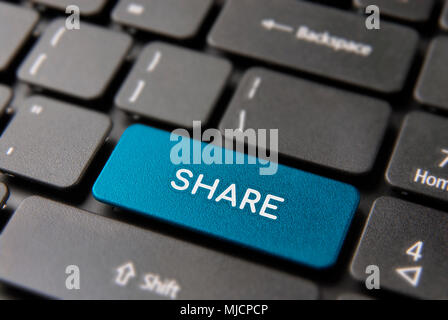 Online Inhalt Tastatur Taste für Social Media Sharing Konzept. Netzwerkschlüssel closeup in blauer Farbe. Stockfoto