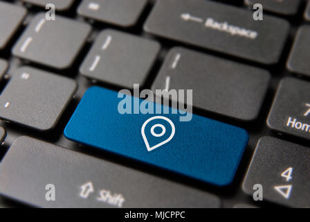 Geo Landkarte pin-Konzept: blaue Taste Taste mit GPS-Symbol auf dem Laptop Tastatur. Stockfoto