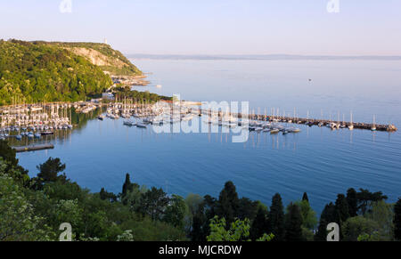 Sistiana Bucht in der Nähe von Triest, Italien, und der Marina gerade vor einem Frühling Sonnenuntergang Stockfoto