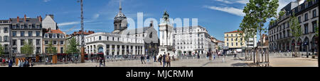 Panorama-aufnahme des Place de Jaude in Clermont-Ferrand. Puy-de-Dome, Frankreich. Stockfoto