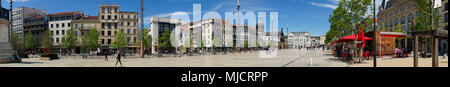 Panorama-aufnahme des Place de Jaude in Clermont-Ferrand. Puy-de-Dome, Frankreich. Stockfoto