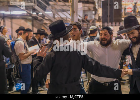 MERON, ISRAEL - Mai 03, 2018: Orthodoxe jüdische Männer teilnehmen und Tanz, bei der jährlichen hillula des Rabbi Shimon Bar Yochai, in Meron, Israel, an Lag BaOmer Stockfoto
