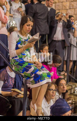 MERON, ISRAEL - Mai 03, 2018: Orthodoxe jüdische Männer und Frauen der Mann beobachte, nur Tänze, bei der jährlichen hillula des Rabbi Shimon Bar Yochai, in Meron, ISR Stockfoto