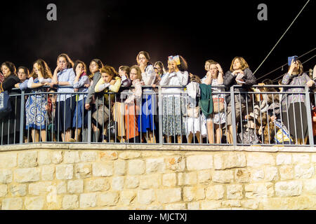 MERON, ISRAEL - Mai 03, 2018: Orthodoxe jüdische Frauen der Mann beobachte, nur Tänze, bei der jährlichen hillula des Rabbi Shimon Bar Yochai, in Meron, Israel, auf Stockfoto