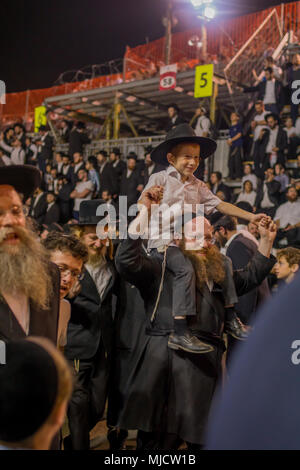 MERON, ISRAEL - Mai 03, 2018: Orthodoxe jüdische Männer teilnehmen und Tanz, bei der jährlichen hillula des Rabbi Shimon Bar Yochai, in Meron, Israel, an Lag BaOmer Stockfoto