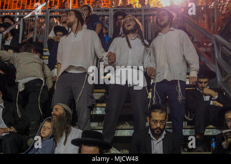 MERON, ISRAEL - Mai 03, 2018: Orthodoxe jüdische Männer teilnehmen und Tanz, bei der jährlichen hillula des Rabbi Shimon Bar Yochai, in Meron, Israel, an Lag BaOmer Stockfoto