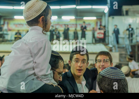 MERON, ISRAEL - Mai 03, 2018: Orthodoxe jüdische Männer teilnehmen und Tanz, bei der jährlichen hillula des Rabbi Shimon Bar Yochai, in Meron, Israel, an Lag BaOmer Stockfoto