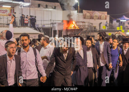 MERON, ISRAEL - Mai 03, 2018: Orthodoxe jüdische Männer teilnehmen und Tanz, bei der jährlichen hillula des Rabbi Shimon Bar Yochai, in Meron, Israel, an Lag BaOmer Stockfoto