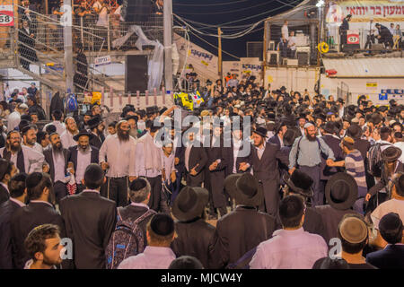 MERON, ISRAEL - Mai 03, 2018: Orthodoxe jüdische Männer teilnehmen und Tanz, bei der jährlichen hillula des Rabbi Shimon Bar Yochai, in Meron, Israel, an Lag BaOmer Stockfoto