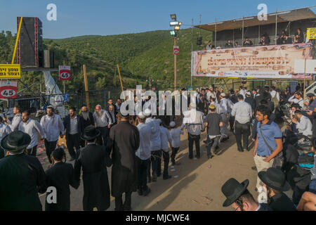 MERON, Israel - 03.Mai 2018: eine Masse von orthodoxen Juden teilnehmen und tanzen und Musiker spielen, bei der jährlichen hillula des Rabbi Shimon Bar Yochai, Mero Stockfoto