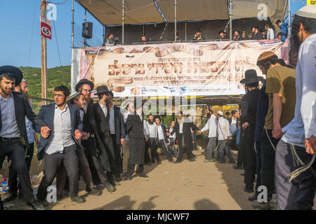 MERON, Israel - 03.Mai 2018: eine Masse von orthodoxen Juden teilnehmen und tanzen und Musiker spielen, bei der jährlichen hillula des Rabbi Shimon Bar Yochai, Mero Stockfoto
