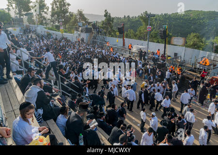 MERON, ISRAEL - Mai 03, 2018: Orthodoxe jüdische Männer teilnehmen und Tanz, bei der jährlichen hillula des Rabbi Shimon Bar Yochai, in Meron, Israel, an Lag BaOmer Stockfoto