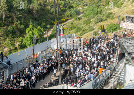 MERON, ISRAEL - Mai 03, 2018: Orthodoxe jüdische Männer teilnehmen und Tanz, bei der jährlichen hillula des Rabbi Shimon Bar Yochai, in Meron, Israel, an Lag BaOmer Stockfoto