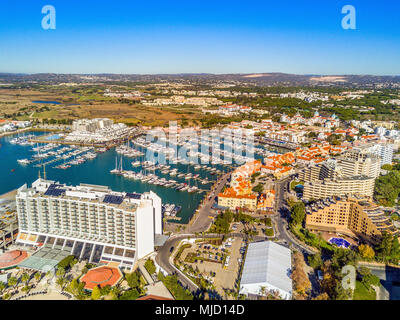 Luftaufnahme von Vilamoura mit charmanten Marina und Erholungsorte, Algarve, Portugal Stockfoto