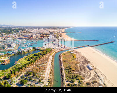 Luftaufnahme von Vilamoura mit charmanten Marina und breiten Sandstrand, Algarve, Portugal Stockfoto