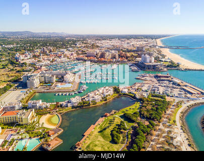 Luftaufnahme von Vilamoura mit charmanten Marina und Erholungsorte, Algarve, Portugal Stockfoto