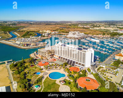 Luftaufnahme von Vilamoura mit charmanten Marina und Erholungsorte, Algarve, Portugal Stockfoto