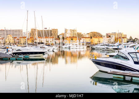 Marina mit luxuriösen Yachten und Segelboote in Vilamoura, Quarteira, Algarve, Portugal Stockfoto