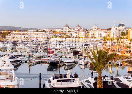 Marina mit luxuriösen Yachten und Segelboote in Vilamoura, Quarteira, Algarve, Portugal Stockfoto