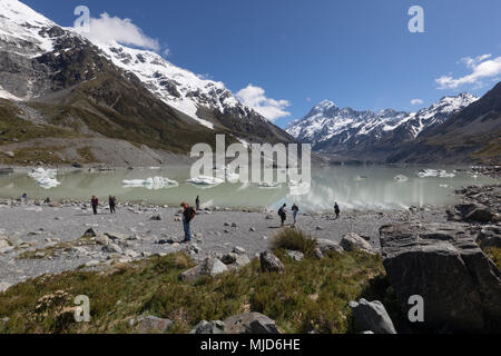 MOUNT COOK, NEUSEELAND - 18. NOVEMBER 2017: Wanderer auf dem Berg, der über Hooker See am Ende der berühmten Hooker Valley Track im Mount Coo Stockfoto