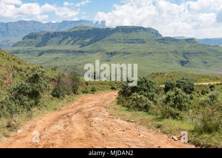 Der Weg zur Injisuthi im Abschnitt Giants Castle der Maloti Drakensberg Park in der Kwazulu-Natal Drakensberg Stockfoto