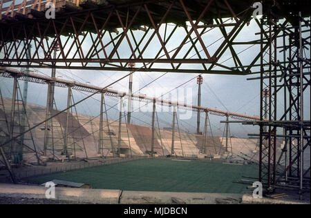 Der Olympiapark München im Bau für die Olympischen Spiele 1970. Bau des Münchner Zeltdaches. Ringseil mit provisorischen Stützen und Winden Stockfoto