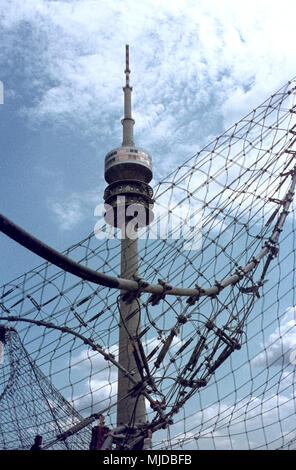 Der Olympiapark München, einem Ort der olympischen Spiele, im Bau 1971. Das Münchner Olympiastadion 5/6 der Bauzeit. Stockfoto