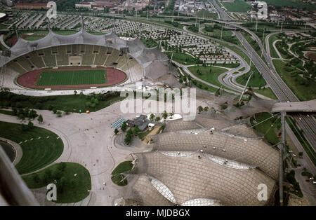 Der Münchner Olympiapark kurz vor der Fertigstellung. Der Olympiapark München kurz vor Fertigstellung in 1972 vom Olympiaturm aus gesehen. Stockfoto