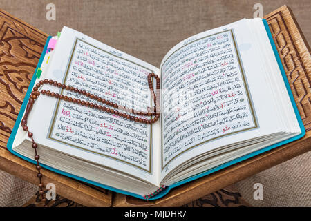 Koran - das heilige Buch der Muslime auf der ganzen Welt, auf einer hölzernen Ständer platziert. Stockfoto