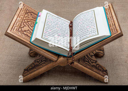 Koran - das heilige Buch der Muslime auf der ganzen Welt, auf einer hölzernen Ständer platziert. Stockfoto