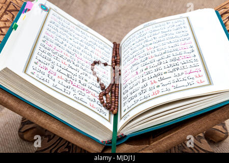 Koran - das heilige Buch der Muslime auf der ganzen Welt, auf einer hölzernen Ständer platziert. Stockfoto