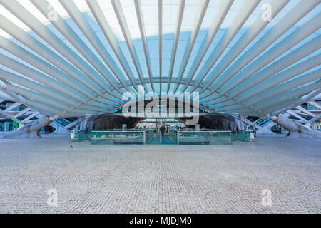 Lissabon, Portugal - 26.November 2013: Lisbon Oriente Station Eingang bei Tageslicht Stockfoto