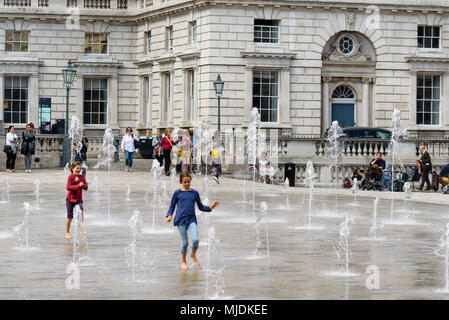 Kinder spielen in den Brunnen am Somerset House Stockfoto