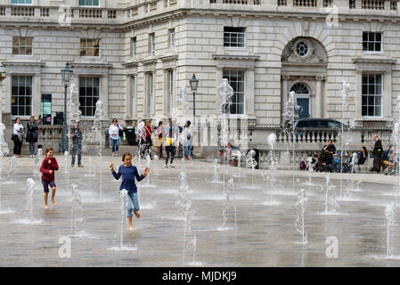 Kinder spielen in den Brunnen am Somerset House Stockfoto