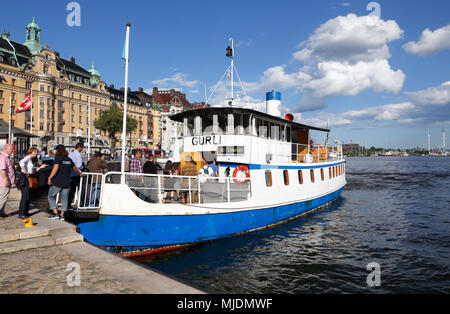 Stockholm, Schweden - 10 Juli 2016: Das Fahrgastschiff Gurli im Verkehr auf der Stockholm Transport Boot auf Linie 80 Sjövägen berufen hat stop Nybroplan i Stockfoto