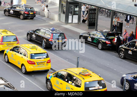 Stockholm, Schweden - 10. Juli 2016: Taxis und Menschen außerhalb der Bahnhof Hauptbahnhof von Stockholm am Taxistand. Stockfoto